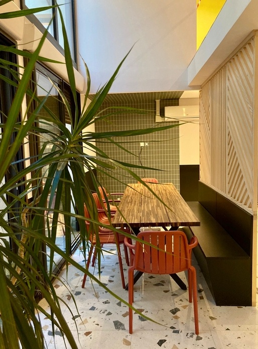 Claustra, banquette et table