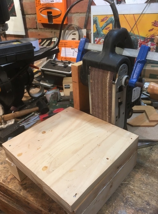 Ponceuse à bande stationnaire avec réglage angulaire