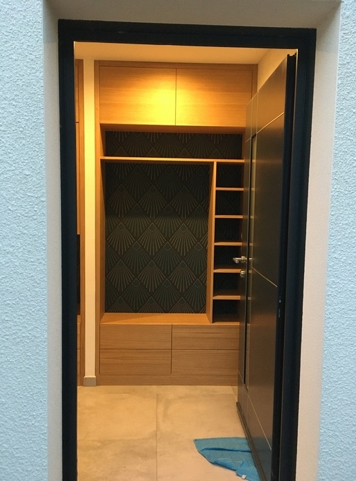 Double placards d'entrée avec penderie et rangements