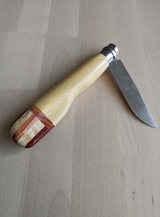 Opinel en buis et mélange de bois