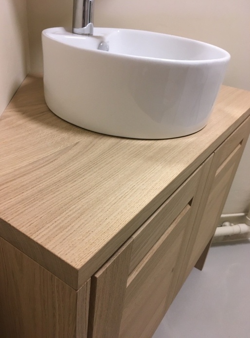Encoignure de salle de bain en chêne massif