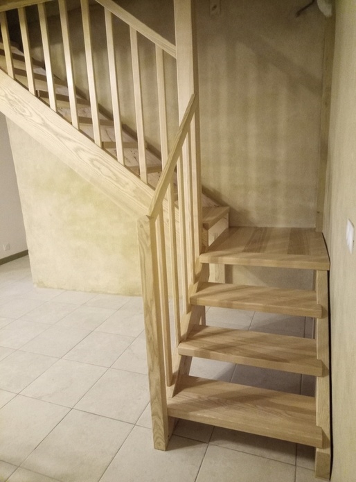 Escalier droit 2 volées en frêne