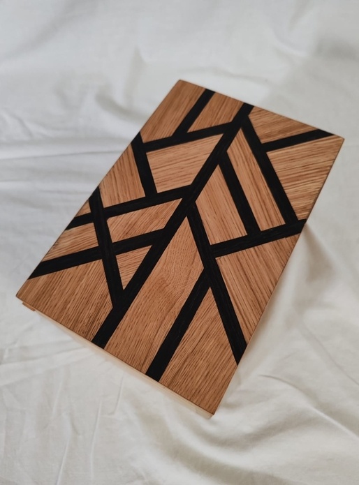 Coffret en châtaignier massif et placages.