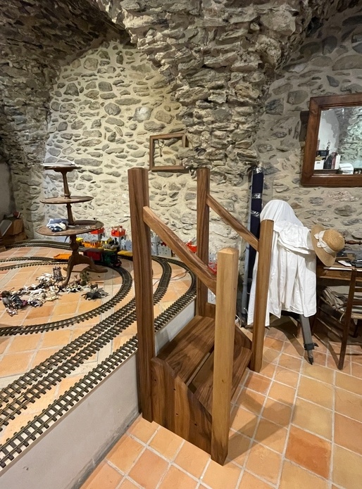 Petit escalier en noyer