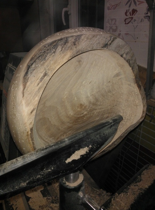 Plat en noyer (legerement mangé)