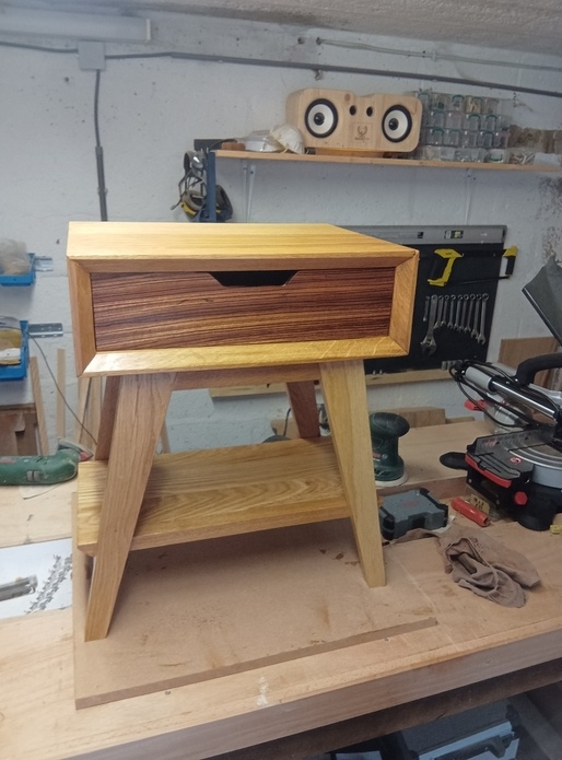 Table de chevet en chêne massif