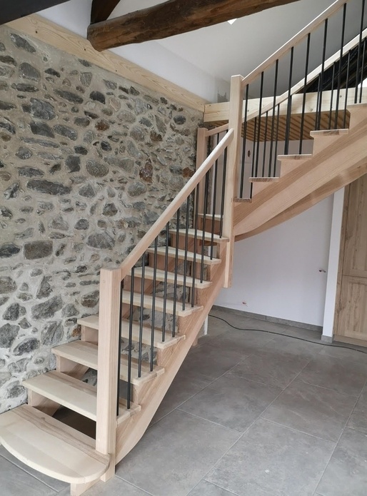 Escalier en frêne à limons crémaillère