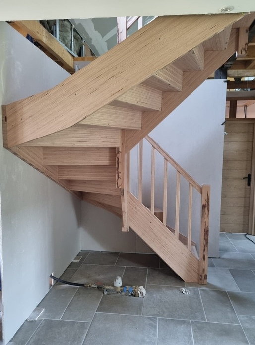 Escalier deux quart tournant entièrement balancé avec contremarches