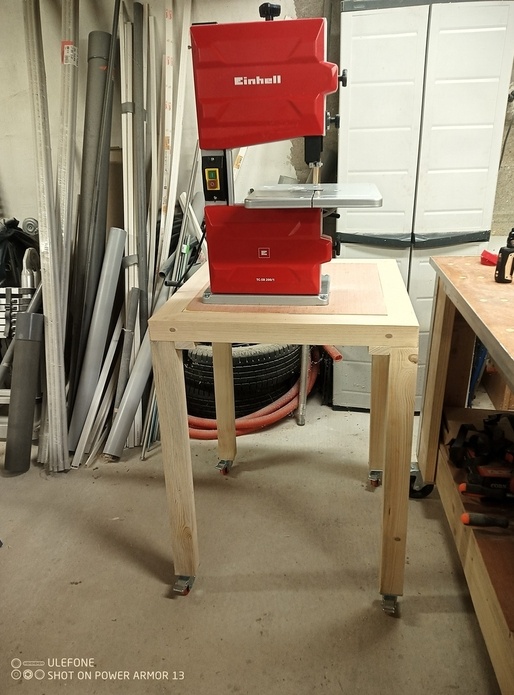 Table mobile pour petite scie à ruban