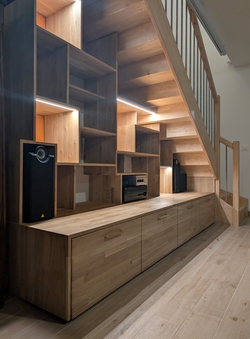 Bibliothèque en chêne sous escalier - premier projet