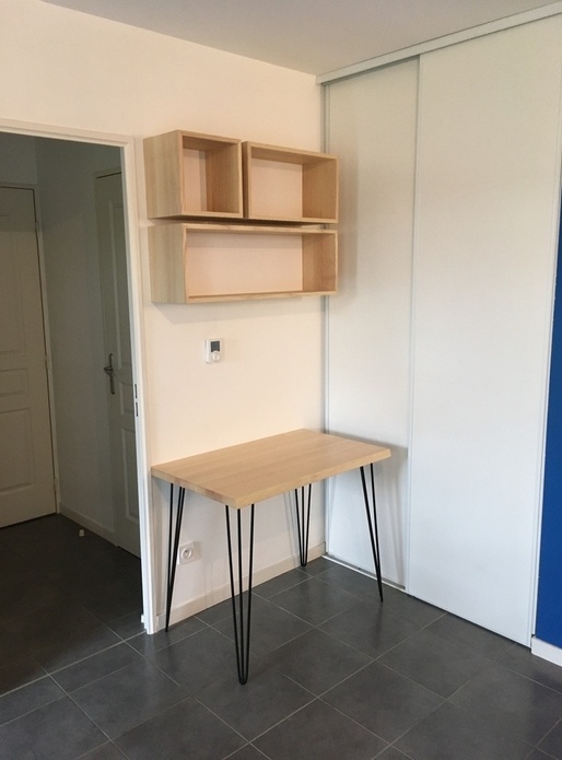 Petit bureau et ses étagères cubes flotantes