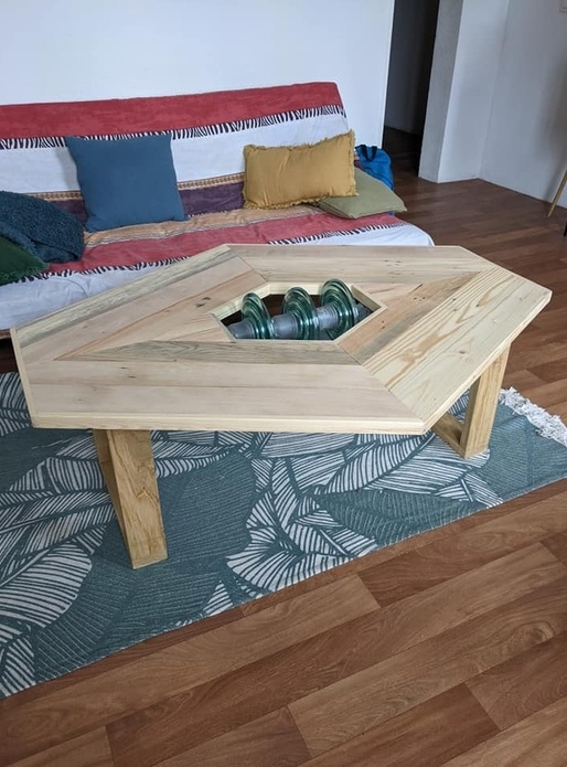 Table basse en palettes avec isolateur électrique