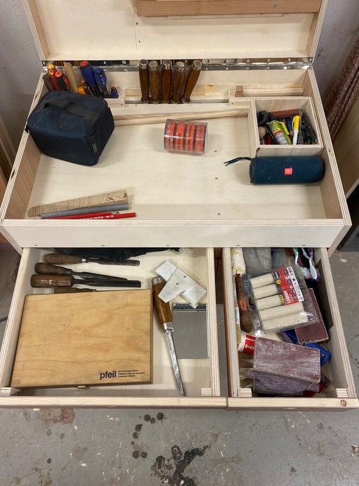 Tiroirs ciseaux et gouges et à droite ponçage/collage