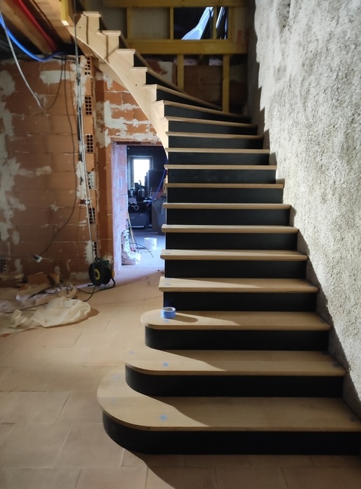 Escalier à l'anglaise, limon débillardé