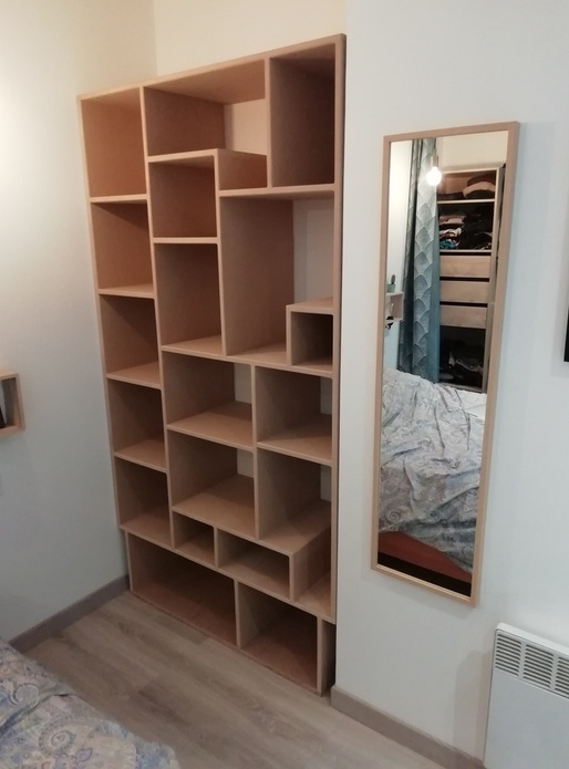 Une petite bibliothèque en medium