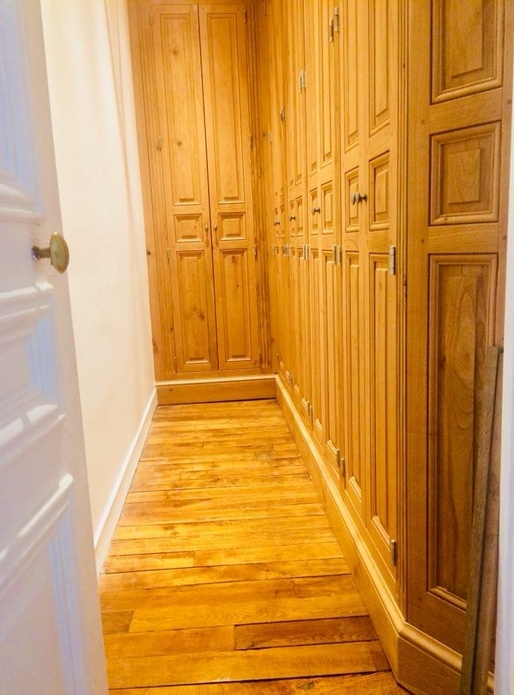 Un dressing sans panneaux et  baucoup de copeaux