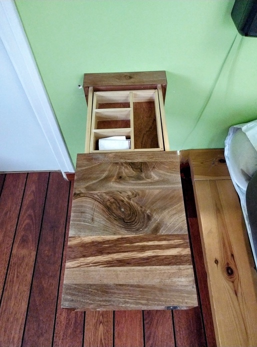 Table de chevet secrète