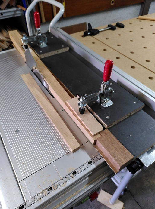 Gabarit pour pied gainé à la scie sur table