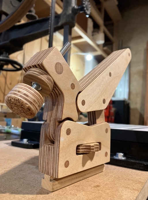 Deux petites sauterelles en bois