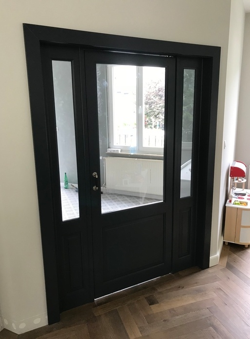 Porte sur mesure avec charnières Pivotica et peinture en cabine RAL 7016