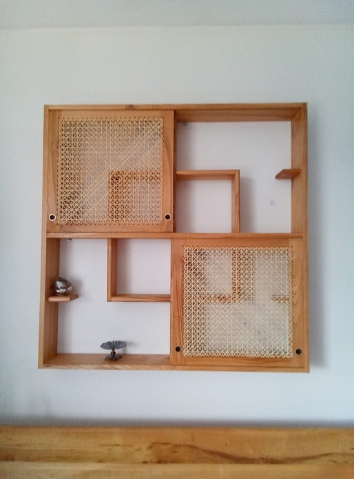 Petite étagère avec des portes cannées.