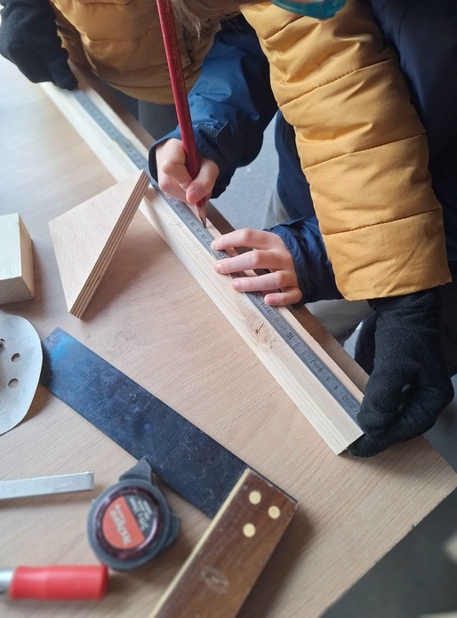 De simples échasses avec de simples Corn Hole