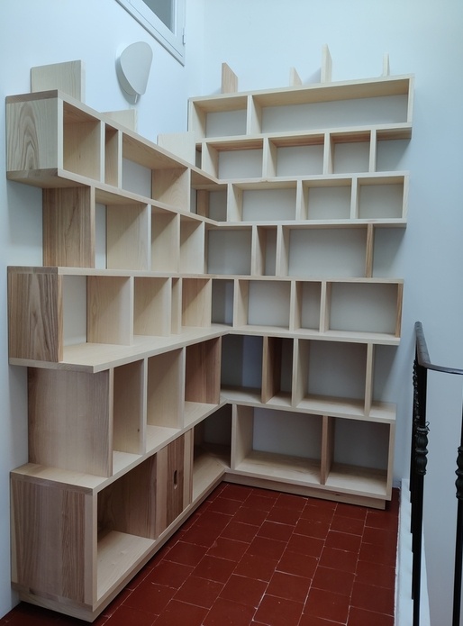 Bibliothèque d'angle en frêne
