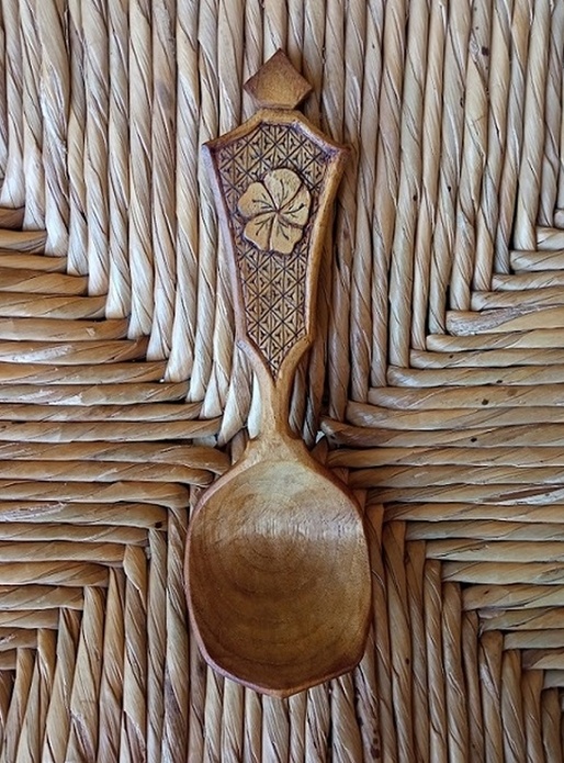 Cuillère en noyer sur une inspiration du design de Graig Banks et inspiration du Kolrosing de Sean W