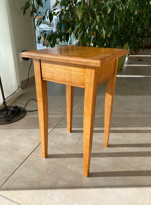Petit tabouret en cerisier