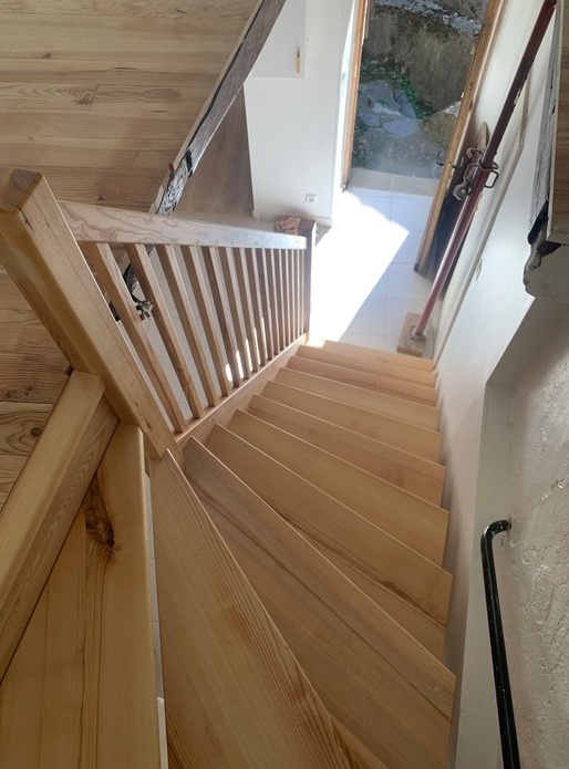 Escalier 1/4 tournant frêne massif et son garde corps