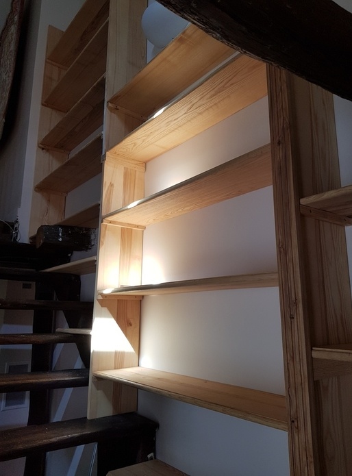 Bibliotheque sur escalier en frene