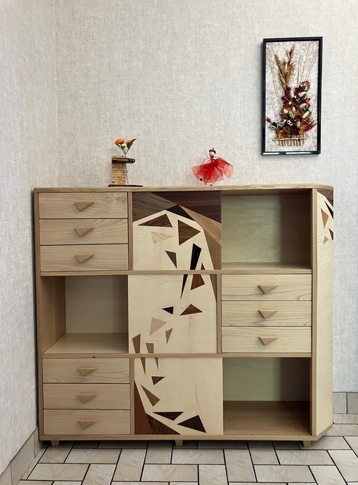 Buffet marqueté à tiroirs et portes coulissantes