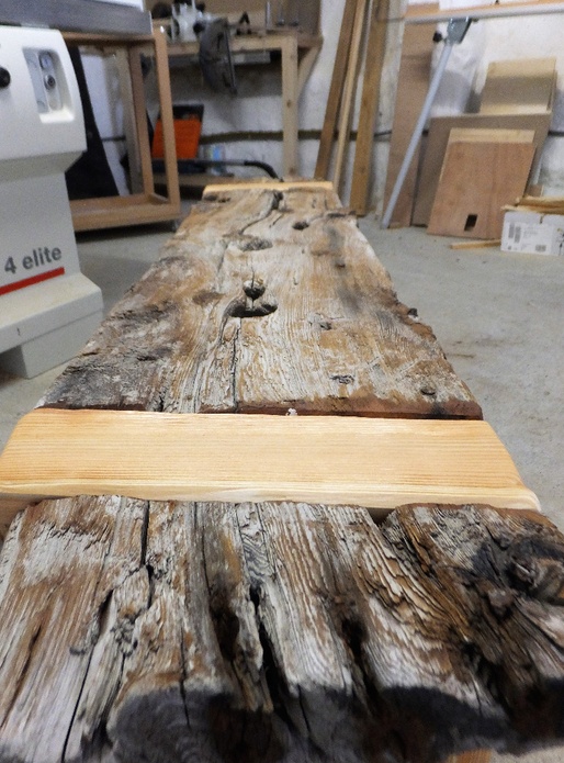 Une vieille planche pour un petit banc
