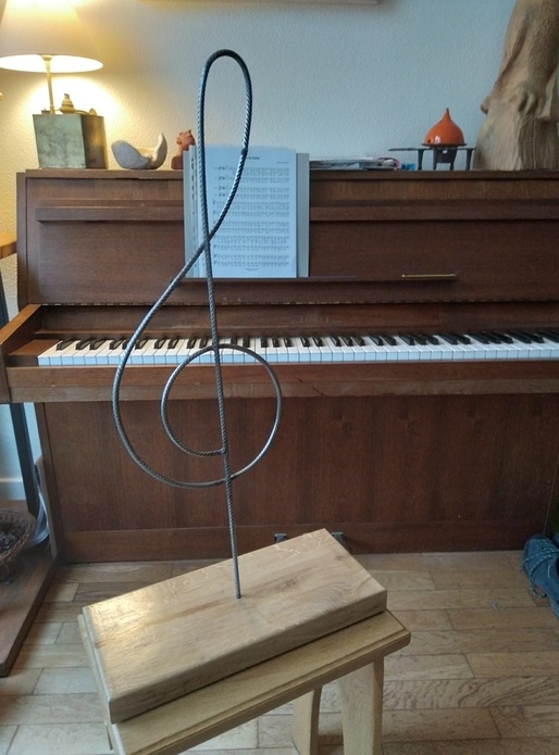 Clef de sol socle chêne et métal