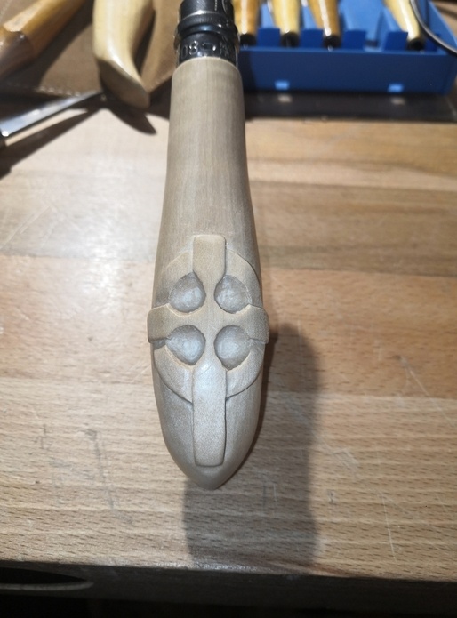 Une croix celtique et un couteau