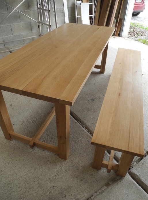 Une table de salle à manger et son banc