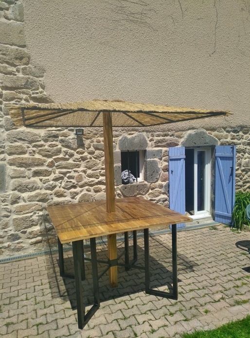 Table haute avec son parasol exotique