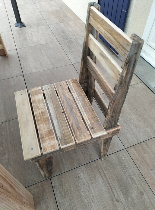 Chaise en bois de palette pour ma table de jardin