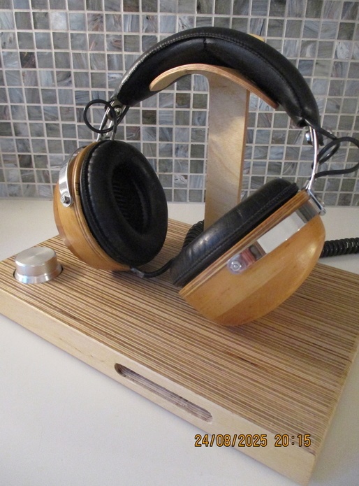 Ecouteurs avec leur support doté d'un HUB USB et d'un potard de volume