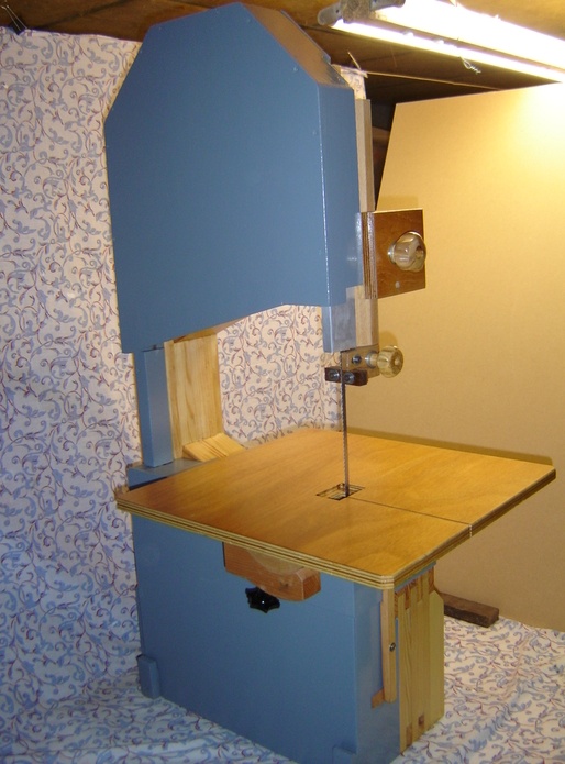 Une scie a ruban que je viens de terminer avec les plans de Matthias Wandel