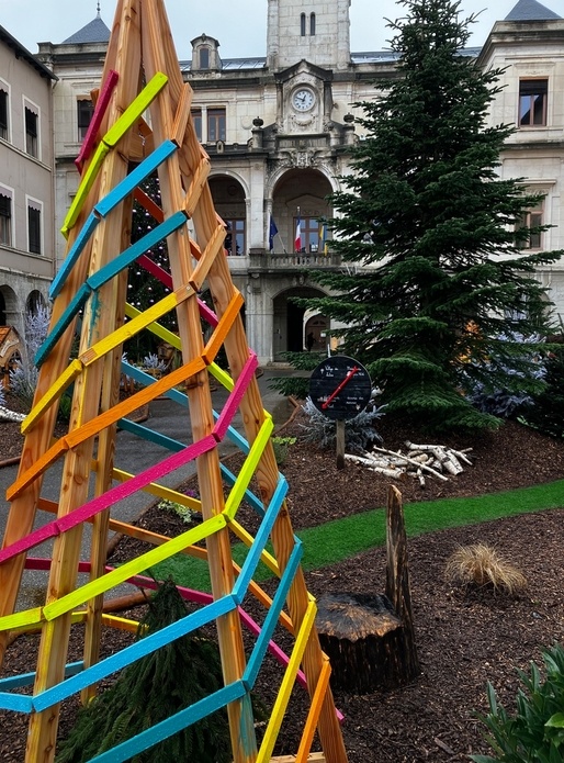 Grand sapin participatif en bois pour décorer le village de Noël