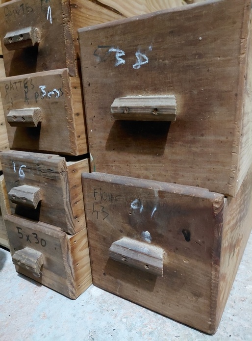 Lot de 62 casiers anciens, vides de menuisier
