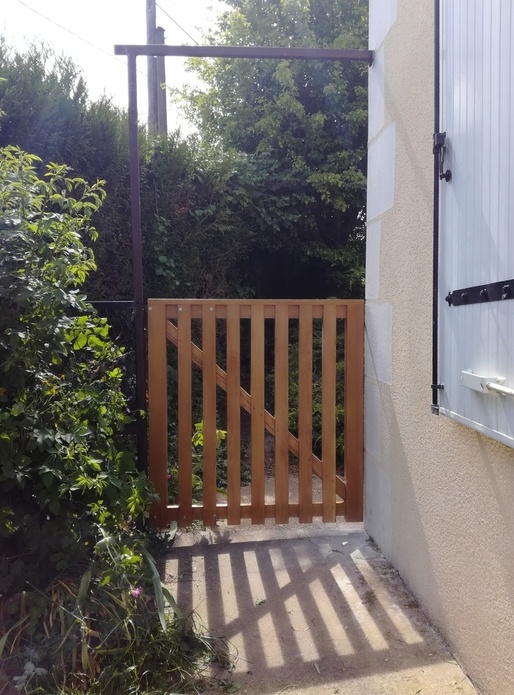 Portillon à l'angle de la maison