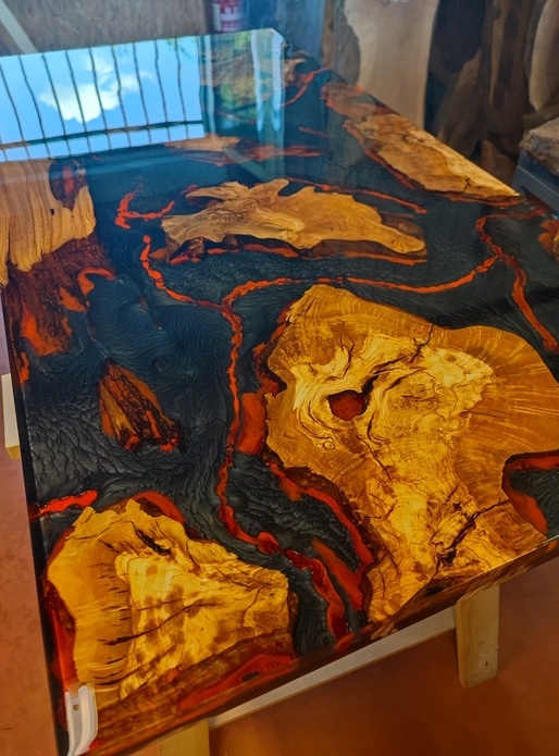 Plateau bois d'olivier et résine époxy
