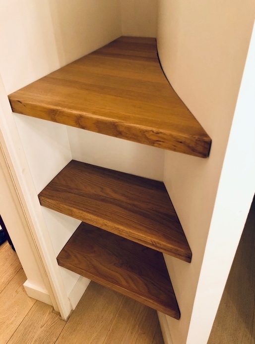 Tablettes en chêne sans support apparent