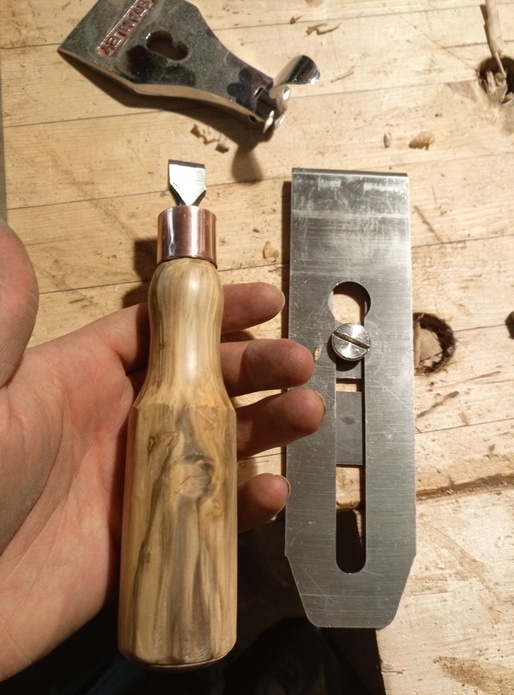 Tournevis pour régler le contre fer des rabots