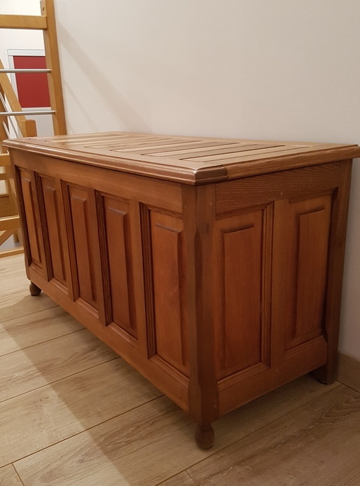 Le premier meuble pour ma fille , coffre à jouet entièrement fait avec des chutes