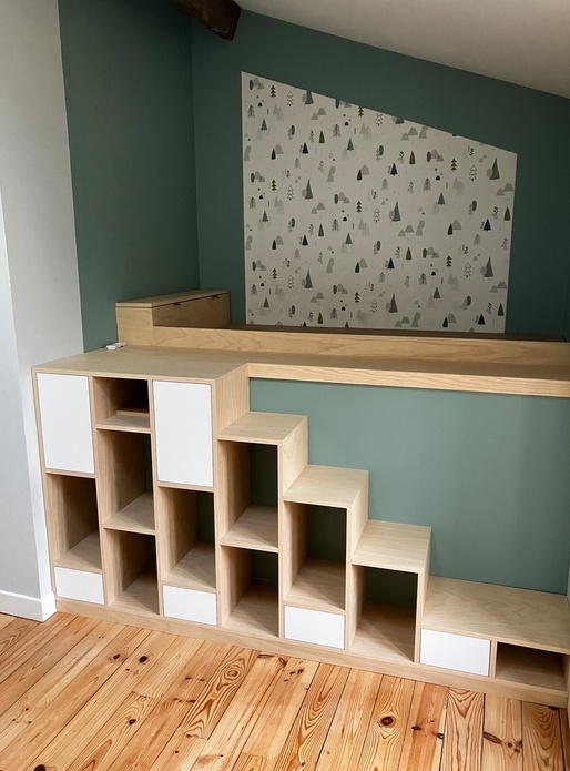 Espace lit d'enfant et son escalier placard