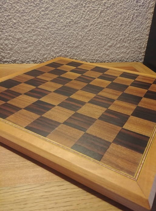 Console et échiquier