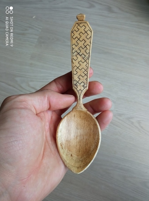 Nouvellle cuillère en noyer style WoodsmansFinest et kolrosing japonais (rien de polémique).